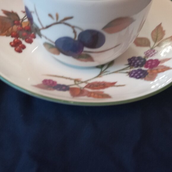 Royal Worcester Evesham Vale Cup &Saucer Set of Four...... - Picture 5 of 11